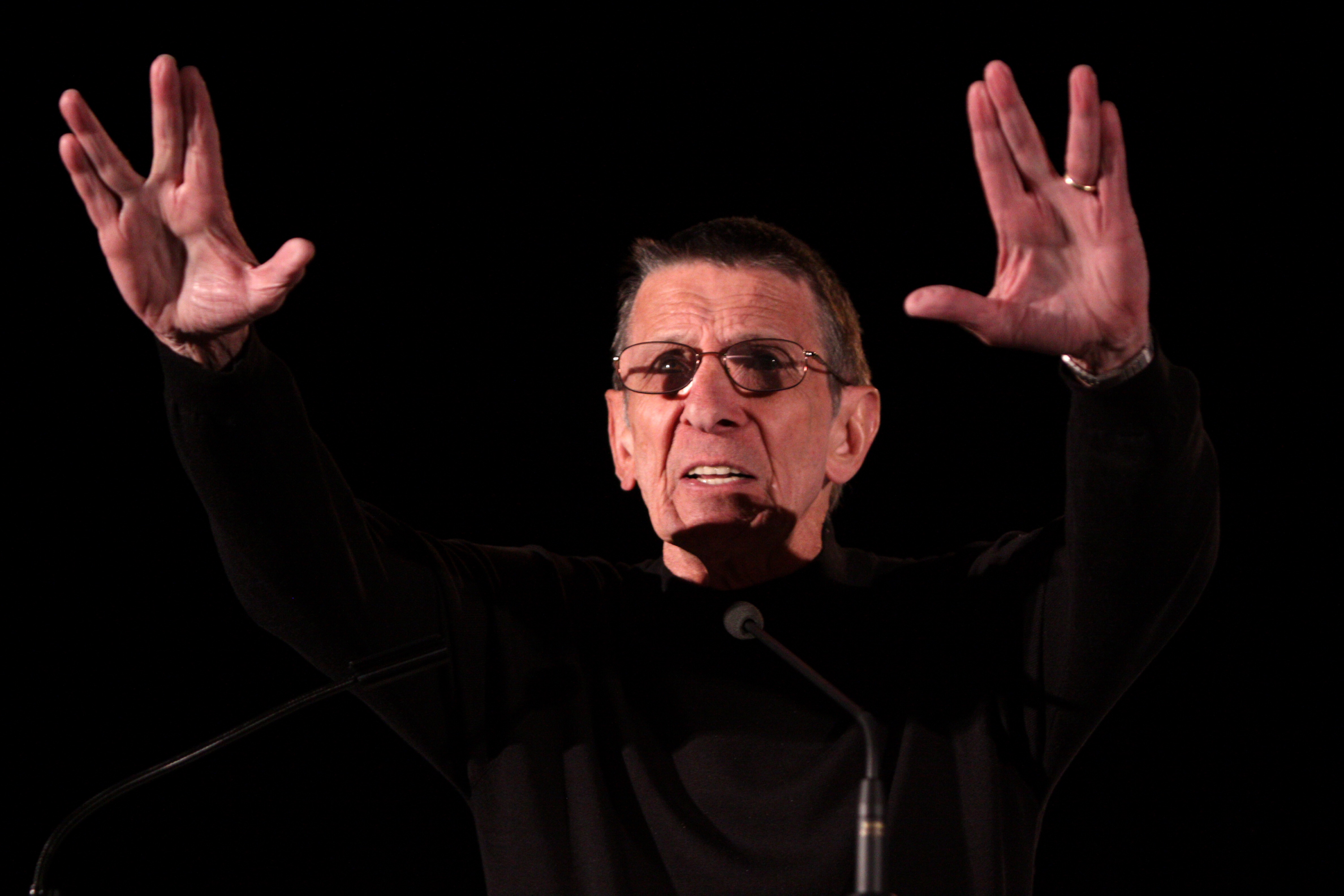 Жесты звезд. Leonard Nimoy. Адам Нимой. Жесты знаменитостей. Жест коза знаменитости.